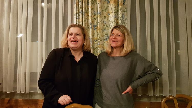 Die MDB Frau Sandra Bubendorfer-Licht (links im Bild)